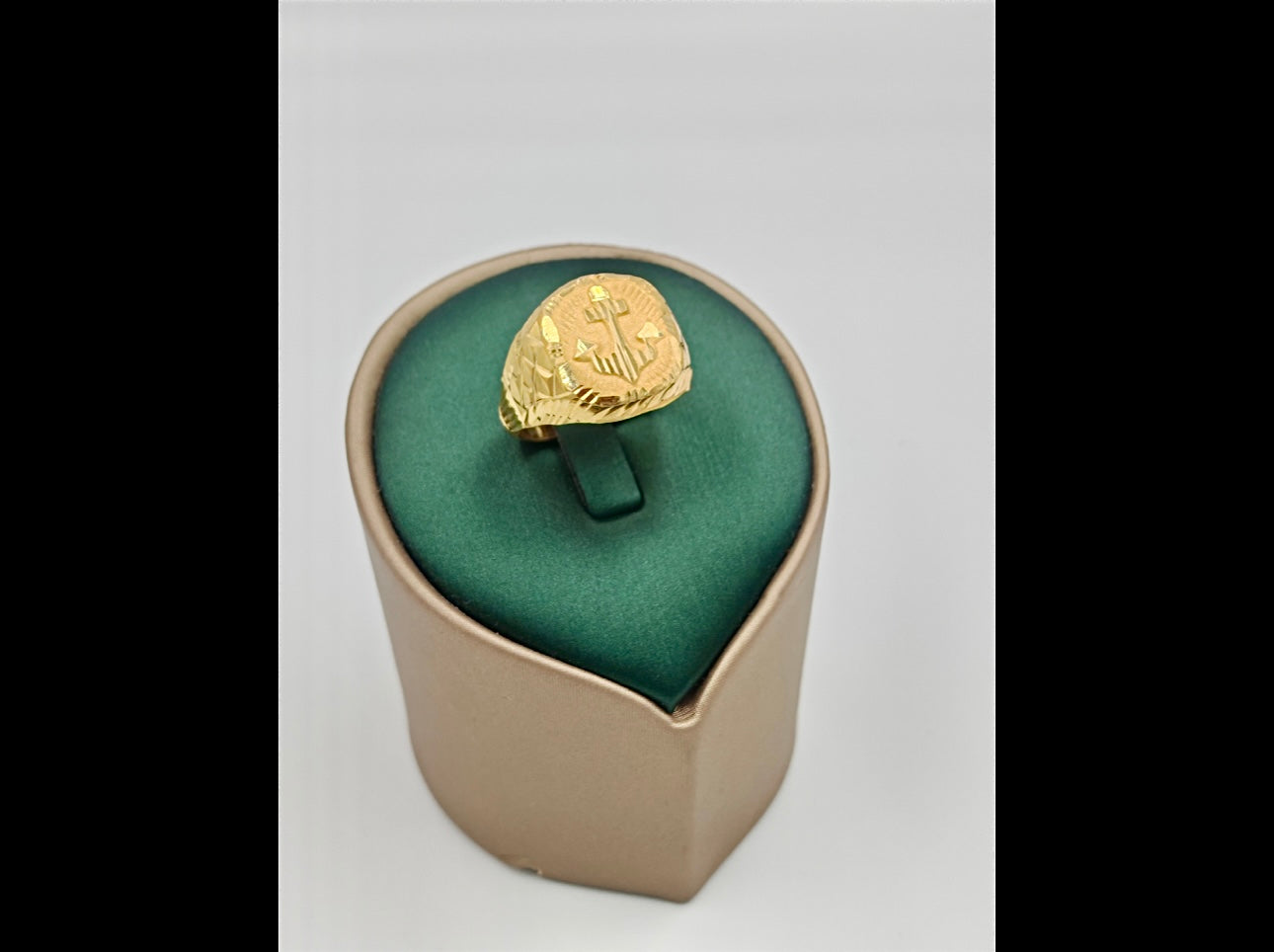 Anchor Round Men's Signet Ring 18Karat Gold