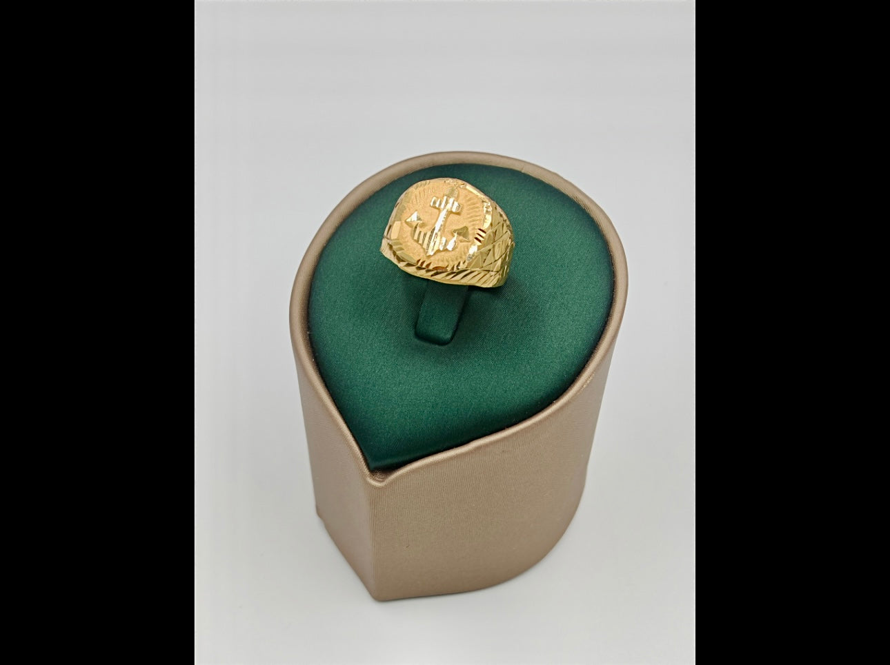 Anchor Round Men's Signet Ring 18Karat Gold